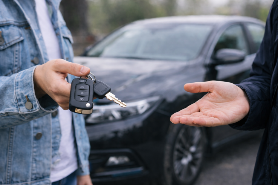Передача ключей от автомобиля при быстром автовыкупе во Львове